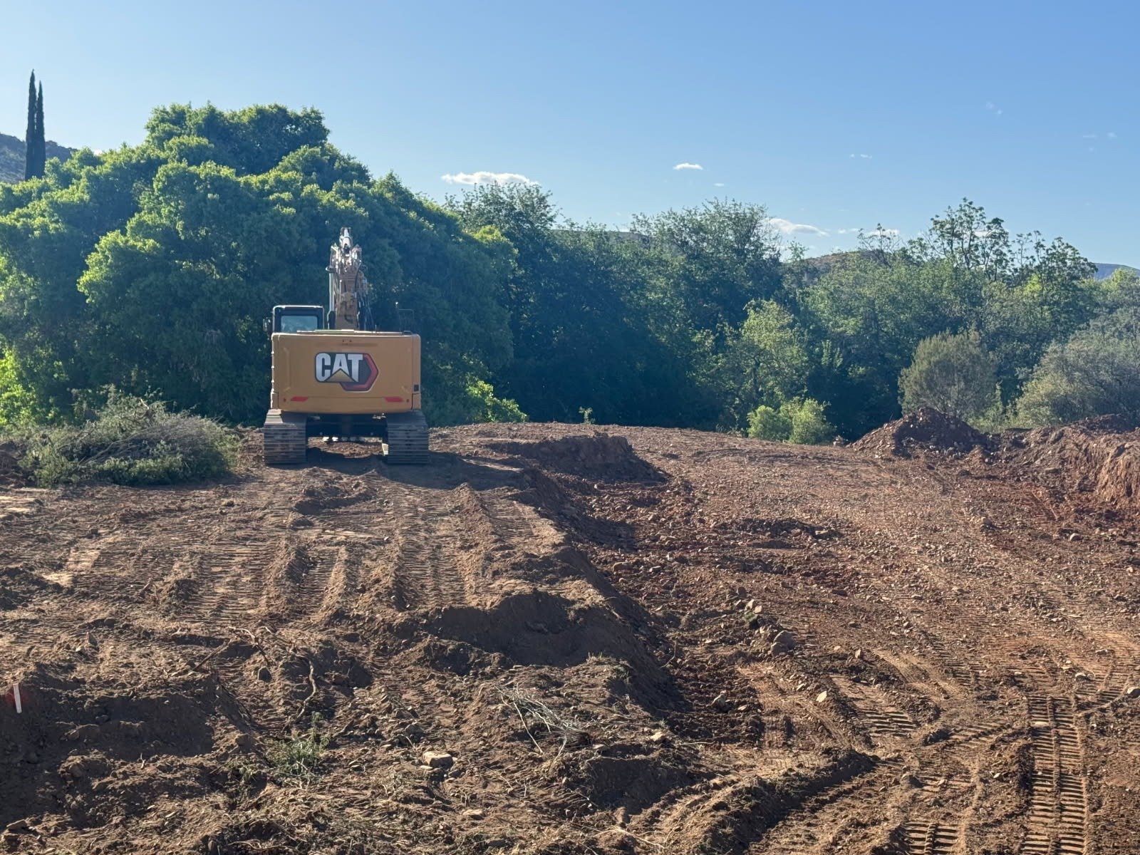 Excavadora CAT en trabajo de campo